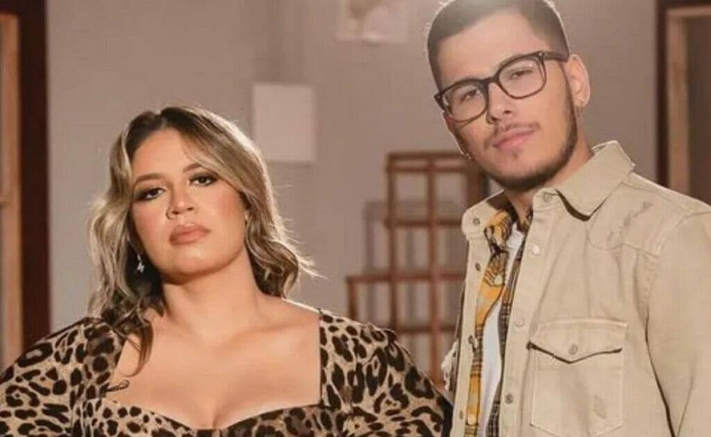 Irmão de Marília Mendonça se emociona e pede fim dos ataques à mãe O cantor sertanejo João Gustavo, que também enfrentou o luto da perda da irmã, Marília Mendonça em 2021, não se calou diante dos ataques virtuais por conta da batalha judicial entre Murilo Huff e Dona Ruth Moreira, e saiu em defesa da mãe, desabafando sobre o passado da família e deixando no ar novas indiretas ao ex-cunhado. "Estou passando aqui para pedir para vocês para pararem de fazer comentários maldosos. É um momento muito difícil, ela [Ruth] está muito mal e eu estou fazendo o máximo para ajudar. Só que está muito difícil porque ela já perdeu muita coisa e eu também", disse chorando. João Gustavo disse que a intenção da família é garantir que o legado de Marília seja mantido e pediu para que a internet pare de "cancelar" Ruth por possíveis erros que possa ter cometido. "É pela minha mãe, não por mim. Parem com isso, de verdade, já chega. Eu não sei o que fazer e estou aqui fazendo esse apelo para vocês, porque estou muito preocupado com o que pode acontecer", disse no desabafo. "Eu daria tudo para ter a minha irmã de volta, inclusive eu daria a minha própria vida, só que sei que não é possível, isso não vai acontecer. Mas peço agora que deixe a gente em paz, deixe a gente viver e pelo menos sofrer em paz". Irmão de Marília Mendonça se emociona e pede fim dos ataques à mãe