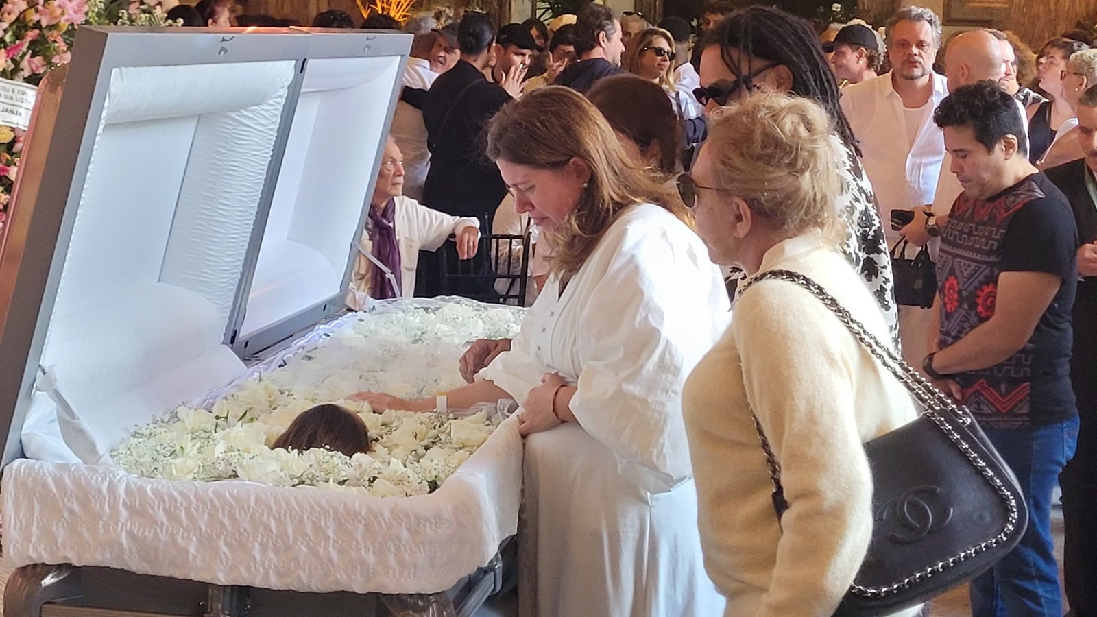 Exclusivo: melhor amiga de Preta Gil é amparada durante velório