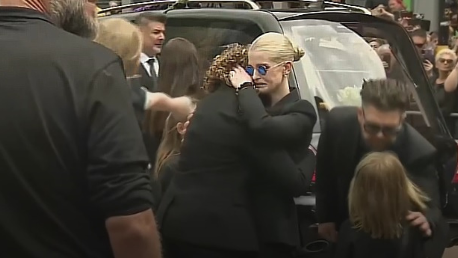 Funeral de Ozzy: Sharon Osbourne 'desaba' e recebe apoio dos fãs 51 Funeral de Ozzy: Sharon Osbourne 'desaba' e recebe apoio dos fãs