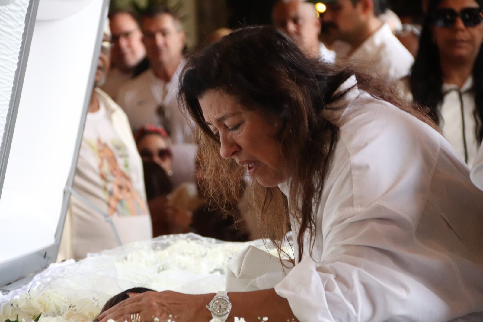 Amizade antiga! Regina Casé cai no choro em velório de Preta Gil