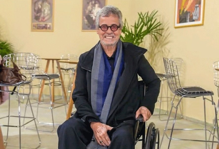 Carlinhos de Jesus se pronuncia sobre doença que limita seus movimentos: 'Muita dor'