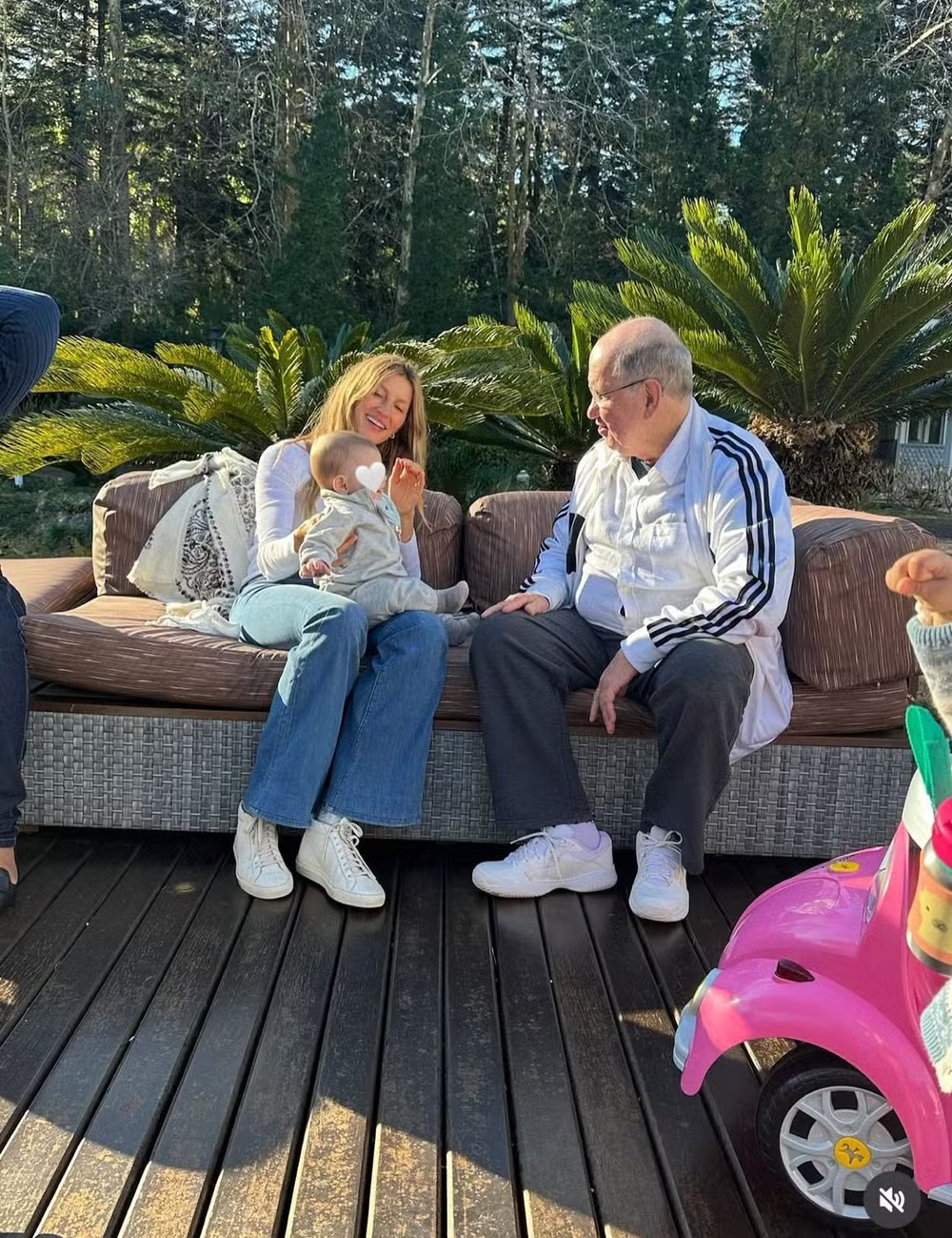 Gisele Bündchen exibe novas fotos do filho caçula