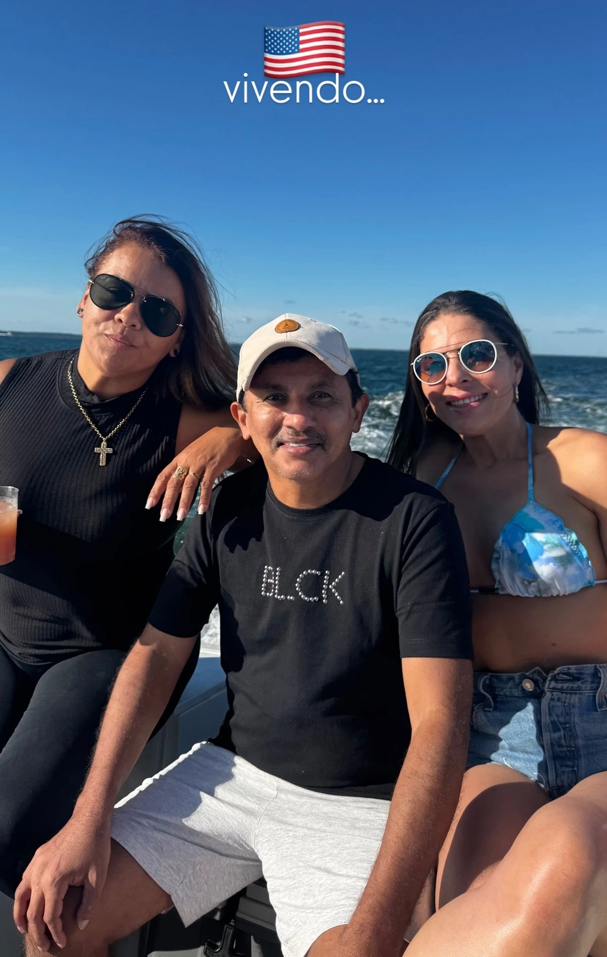 Manoel Gomes anuncia separação durante viagem aos EUA e surge em "trisal" em foto polêmica