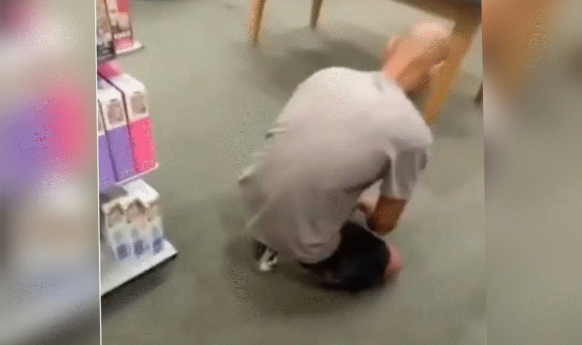 Homem conhecido como 'cheirador de nádegas' é preso novamente pelo mesmo crime 52 Homem conhecido como 'cheirador de nádegas' é preso novamente pelo mesmo crime