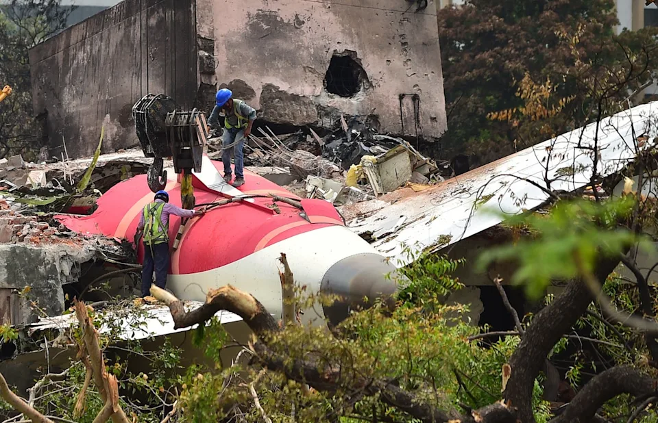 Mãe diz que recebeu corpo errado após morte do filho em queda de avião na Índia