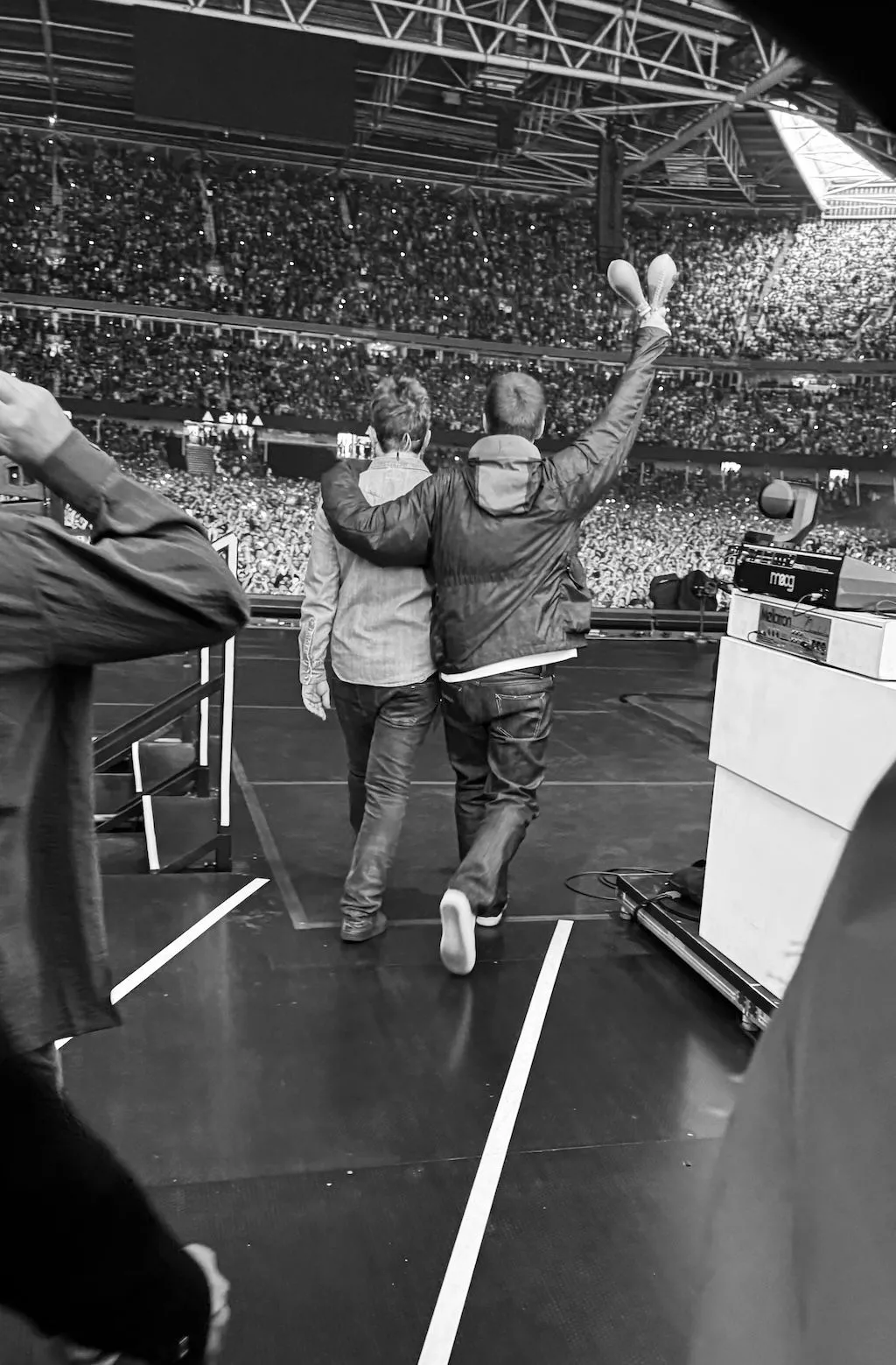 Oasis reúne 74 mil fãs no primeiro show da turnê de reencontro ; veja setlist 46 Oasis reúne 74 mil fãs no primeiro show da turnê de reencontro ; veja setlist