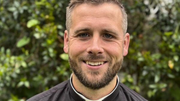 Padre viraliza na internet e recebe enxurrada de cantadas: “Me faz querer pecar”