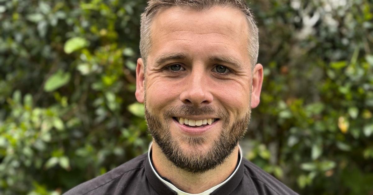 Padre viraliza na internet e recebe enxurrada de cantadas: “Me faz querer pecar”