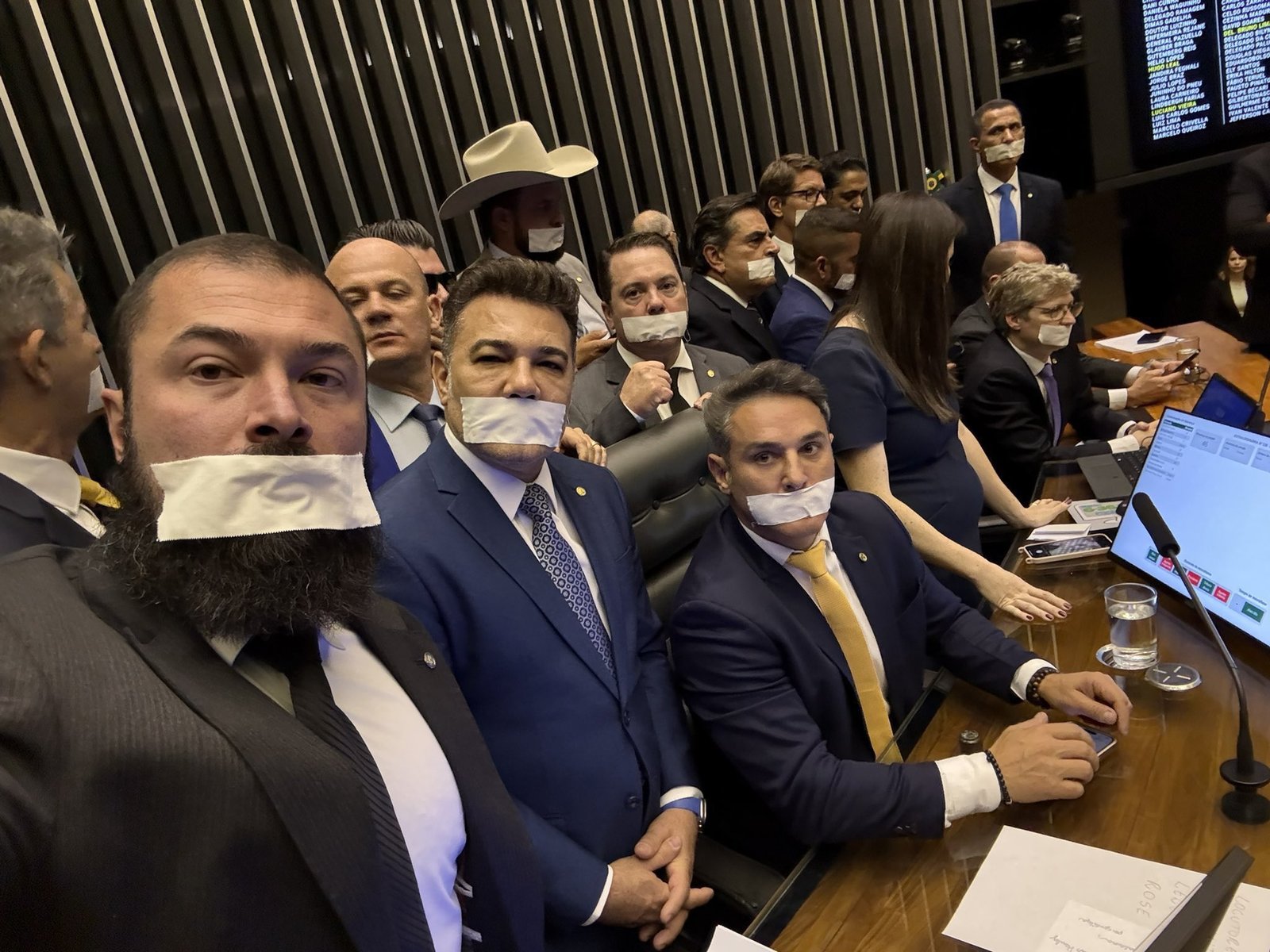 Em protesto, deputados aliados se calam após prisão domiciliar de Bolsonaro