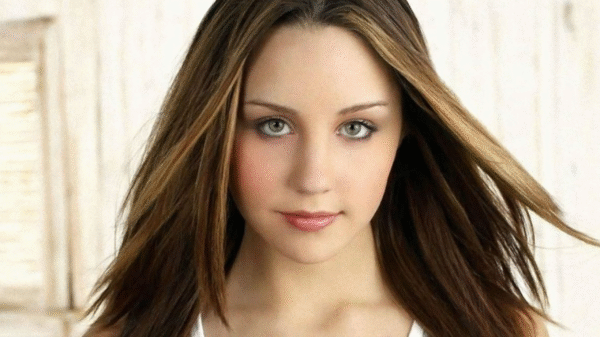 Atriz de 'Ela é o Cara' aparece irreconhecível após procedimentos estéticos