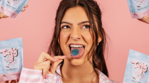 Influenciadora lança pirulito sem açúcar para combater vício no cigarro eletrônico entre a Geração Z