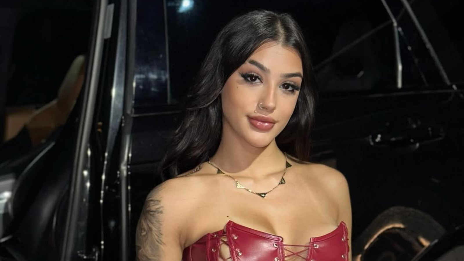 Veja imagens do momento em que polícia bate na casa de Bia Miranda e Dj Buarque