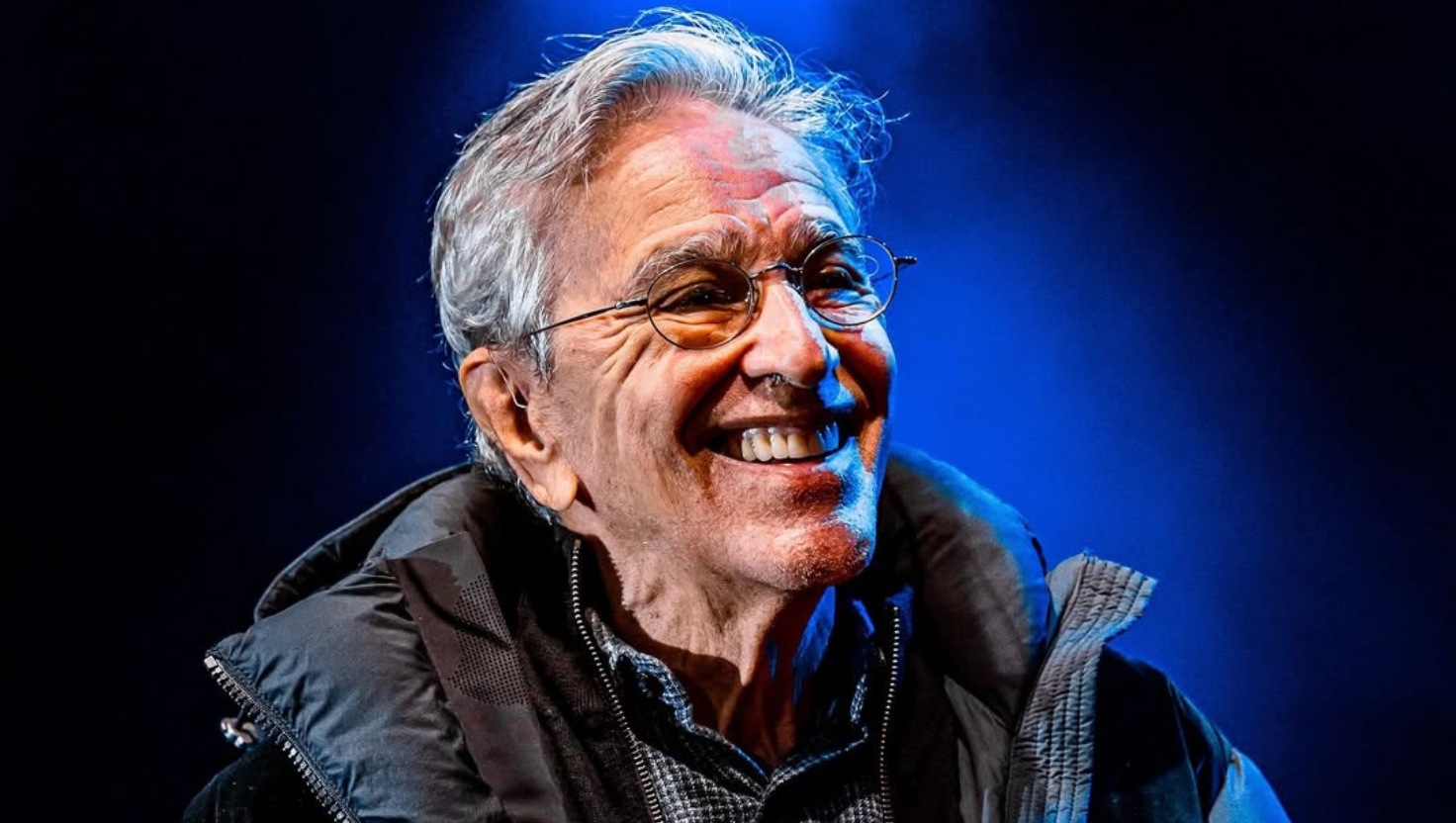 Policial para carro e dá beijo em Caetano Veloso: 'Que homem cheiroso!'