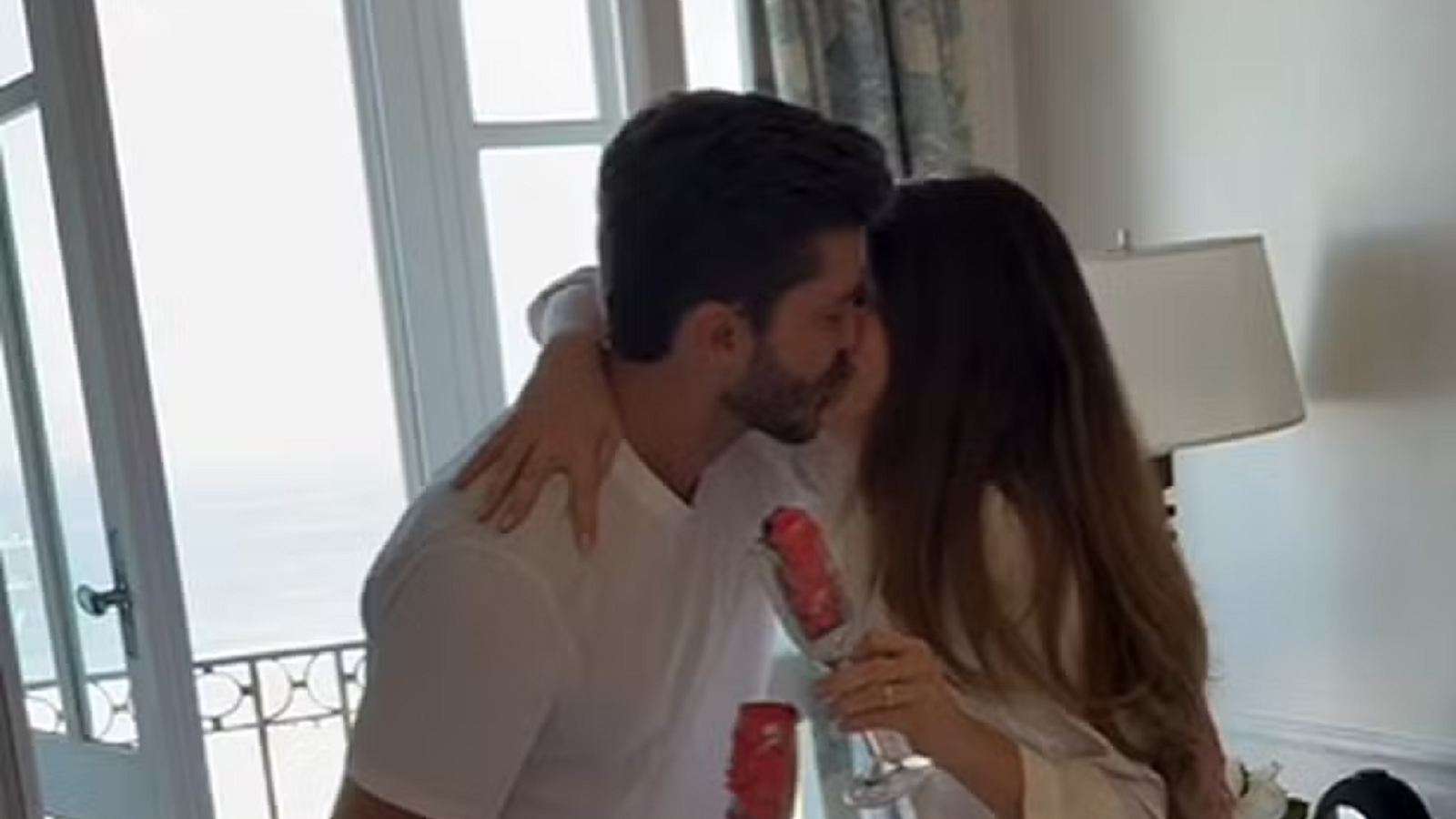 Fofura! Camila Queiroz e Klebber Toledo descobrem o gênero do bebê; veja vídeo