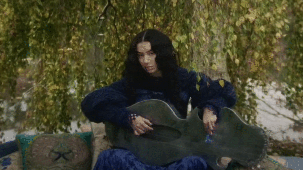 Charli XCX brilha em filme inspirado em HQ medieval com drama e romance