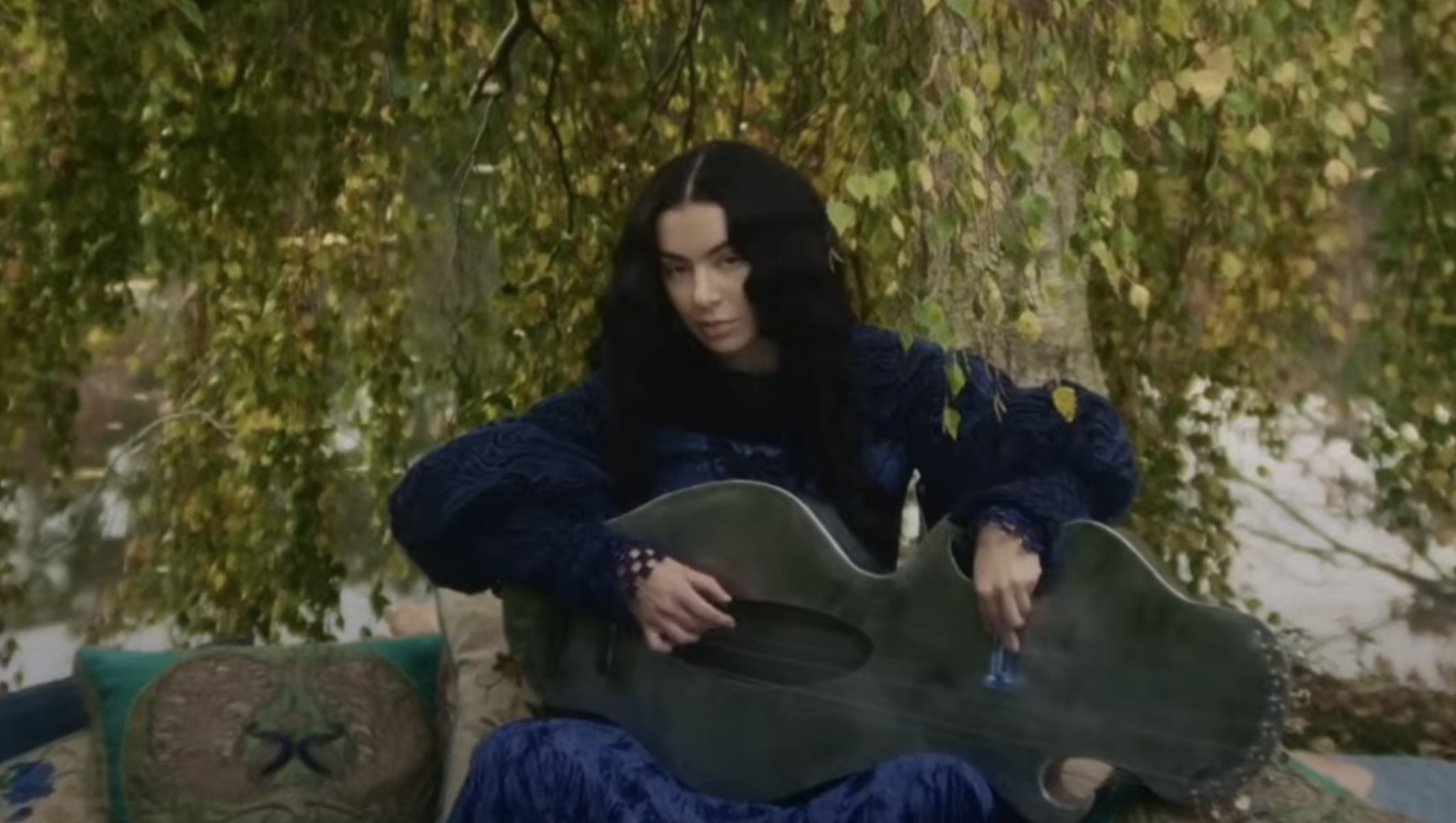 Charli XCX brilha em filme inspirado em HQ medieval com drama e romance