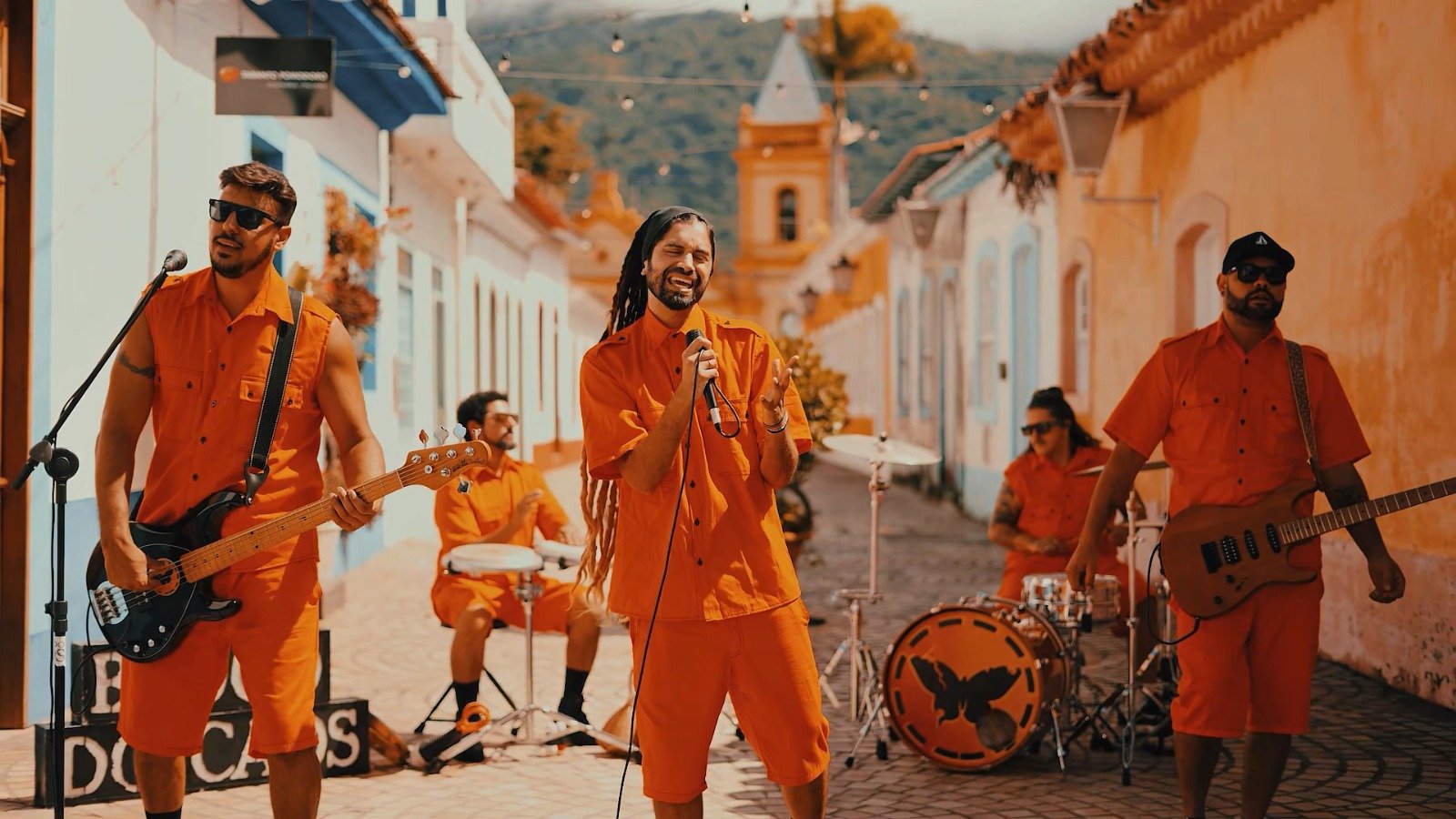 Bloco do Caos embarca para a 4ª turnê europeia e leva na bagagem o novo EP com versões enérgicas de Skank, Natiruts e Cidade Negra