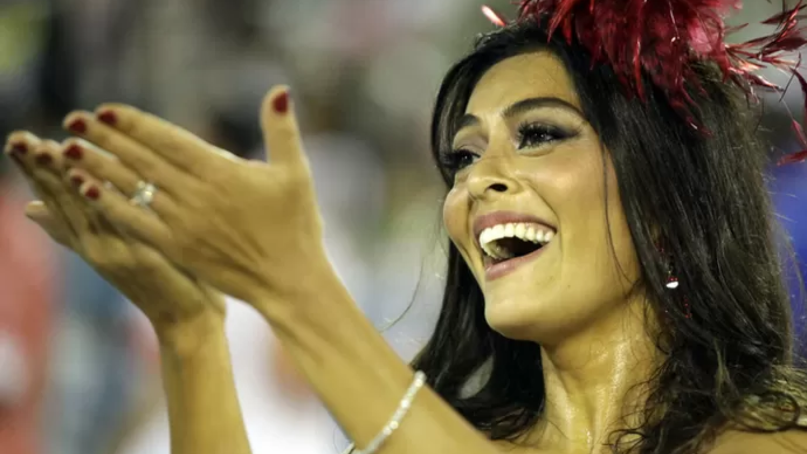A rainha está de volta! Juliana Paes assume o posto na bateria da Viradouro