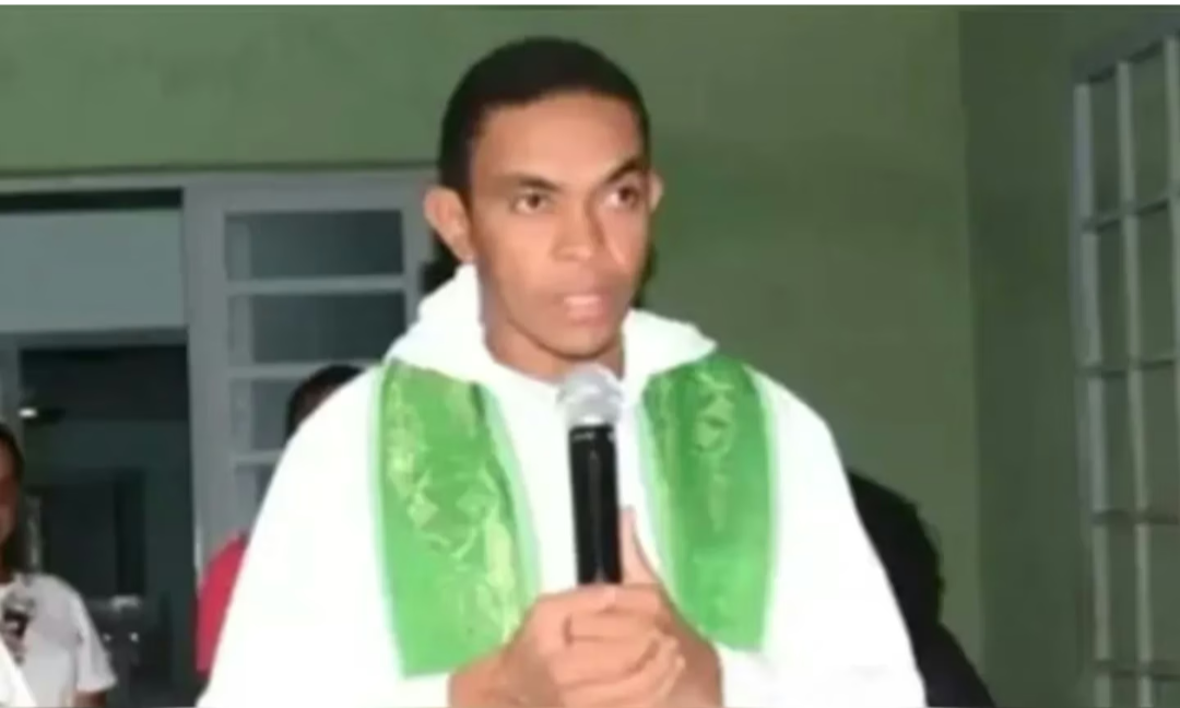Padre é afastado após vídeo íntimo vazar na internet
