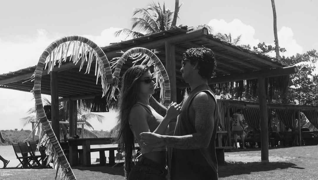 Assumidos! Gabriel Medina e Isabella Arantes postam primeira foto juntos