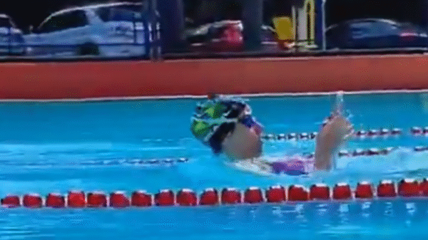 Natália Bordalba nadar usando celular