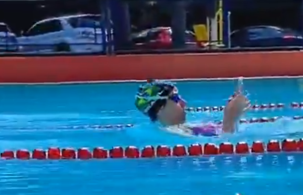 Natália Bordalba nadar usando celular