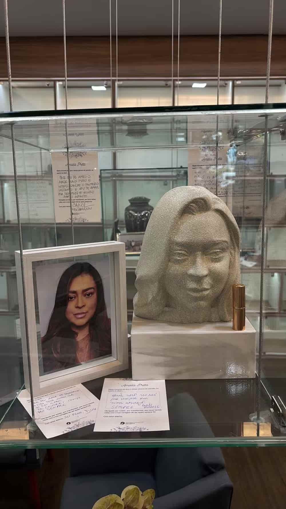 Família homenageia Preta Gil e deposita cinzas em busto; veja foto