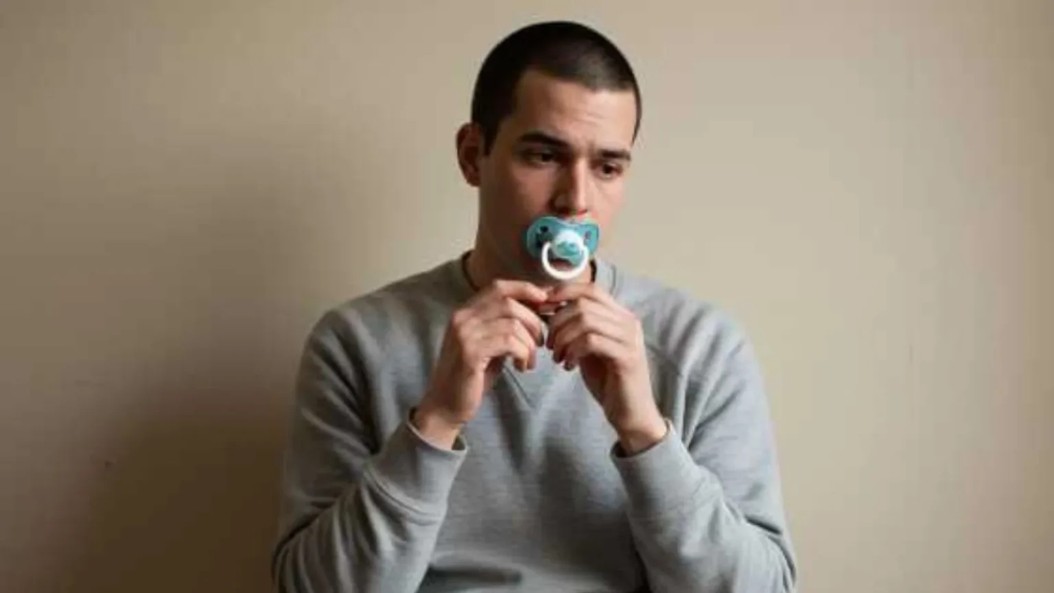 Chupetas para adultos viram febre global e chegam a custar R$ 300; entenda a tendência 45 Chupetas para adultos viram febre global e chegam a custar R$ 300; entenda a tendência