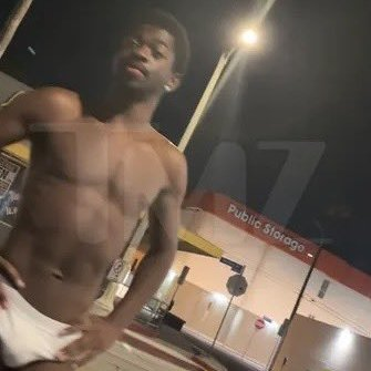 Lil Nas X é algemado e hospitalizado após ser flagrado andando de cueca por Los Angeles