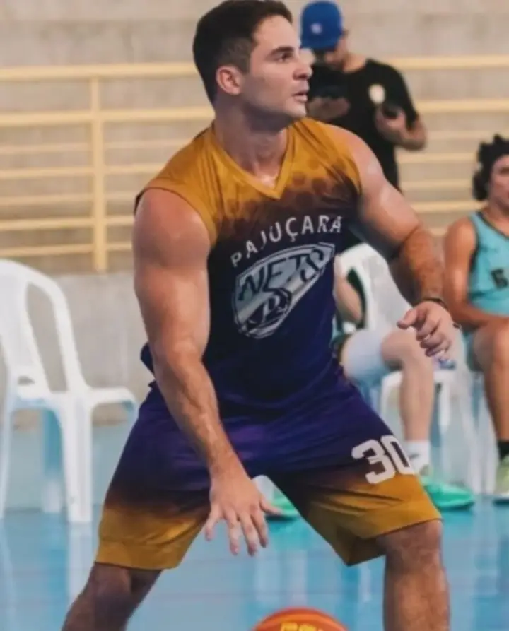 Homem vaza vídeo íntimo com Igor Cabral, ex-jogador que agrediu namorada com 60 socos