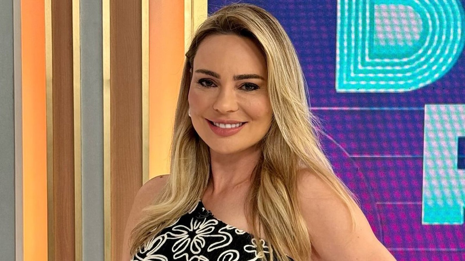 Alegando "instabilidade financeira", Rachel Sheherazade pede gratuidade em processo, mas se recusa a mostrar extratos bancários