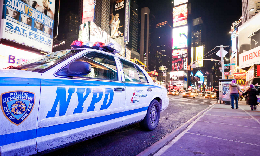 Três pessoas morrem e oito ficam feridas em tiroteio em clube noturno de Nova York