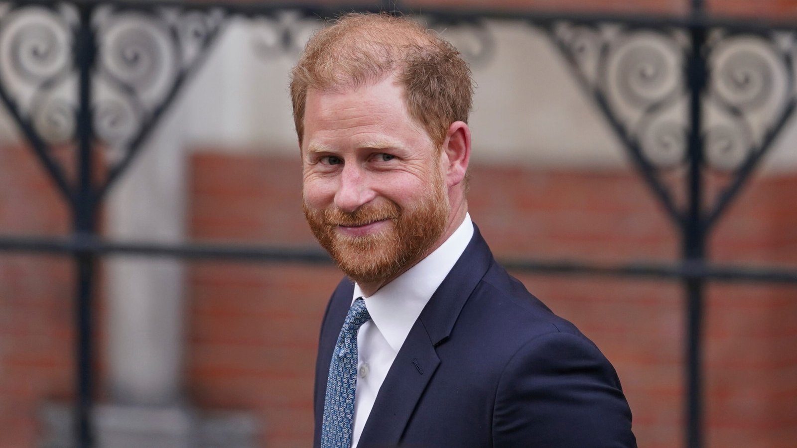 Príncipe Harry retorna a Londres para homenagens à Rainha Elizabeth II e compromissos sociais