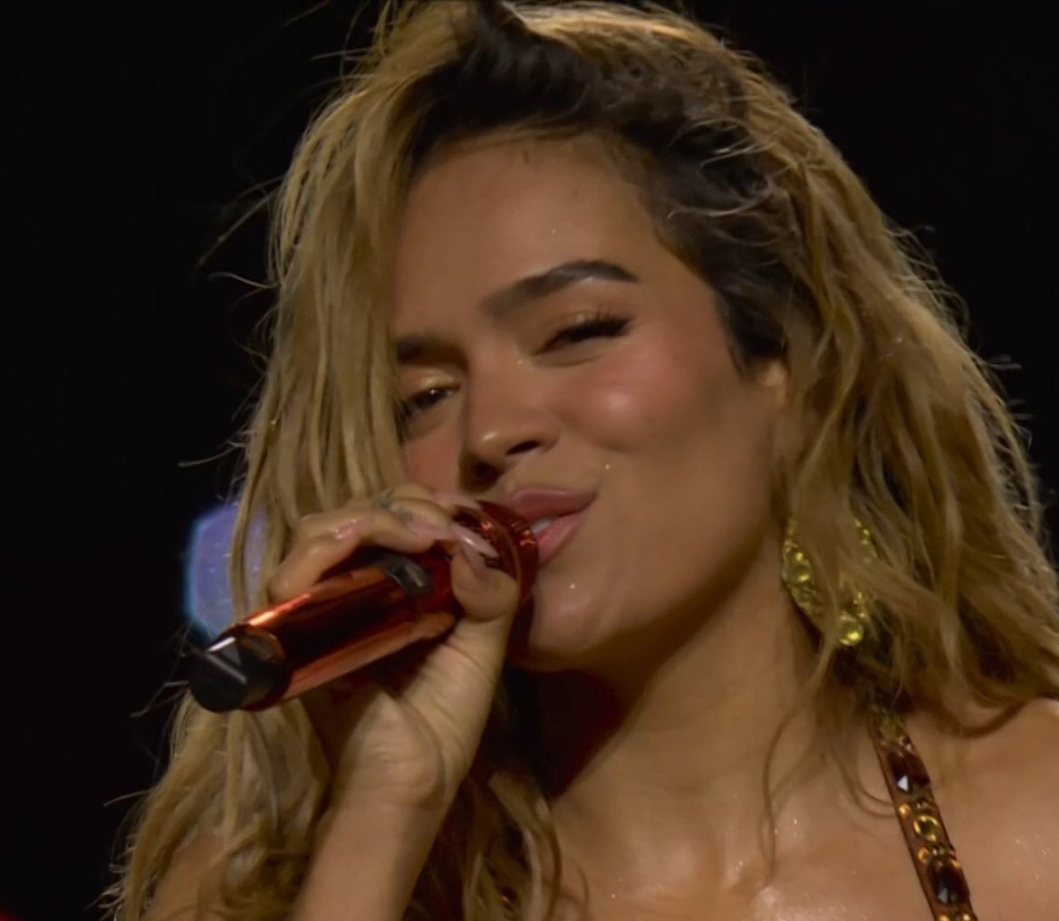 Karol G brilha no show do intervalo do jogo da NFL em São Paulo; assista