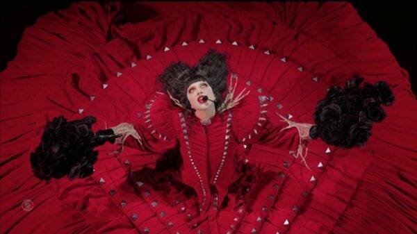 Lady Gaga domina o palco do VMA 2025 com show cheio de 'caos' e glamour; assista