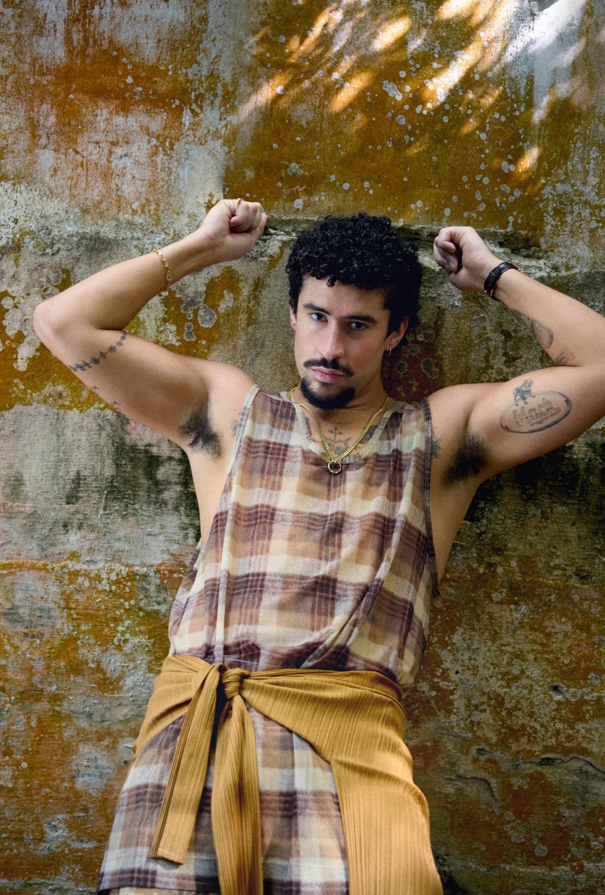 Bad Bunny explica ausência de shows nos EUA em entrevista à i-D Magazine