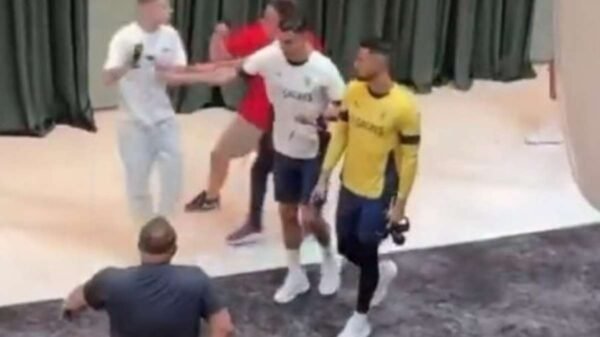 Cristiano Ronaldo empurra torcedor em hotel na Armênia e vídeo gera polêmica nas redes; assista