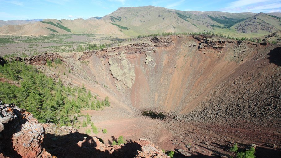 Influenciadora morre após cair em vulcão enquanto tirava fotos