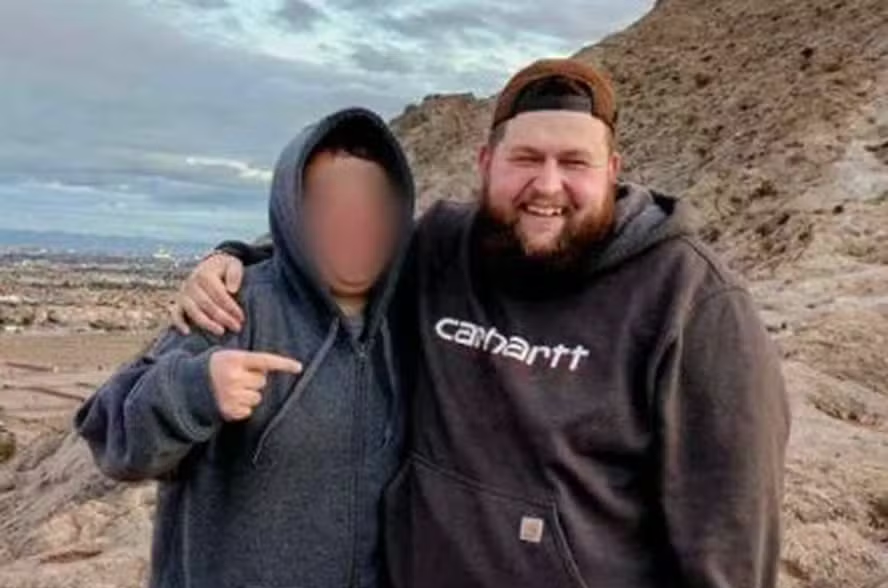 Americano que sofreu abusos sexuais da mãe passa a ser pai do irmão de 15 anos