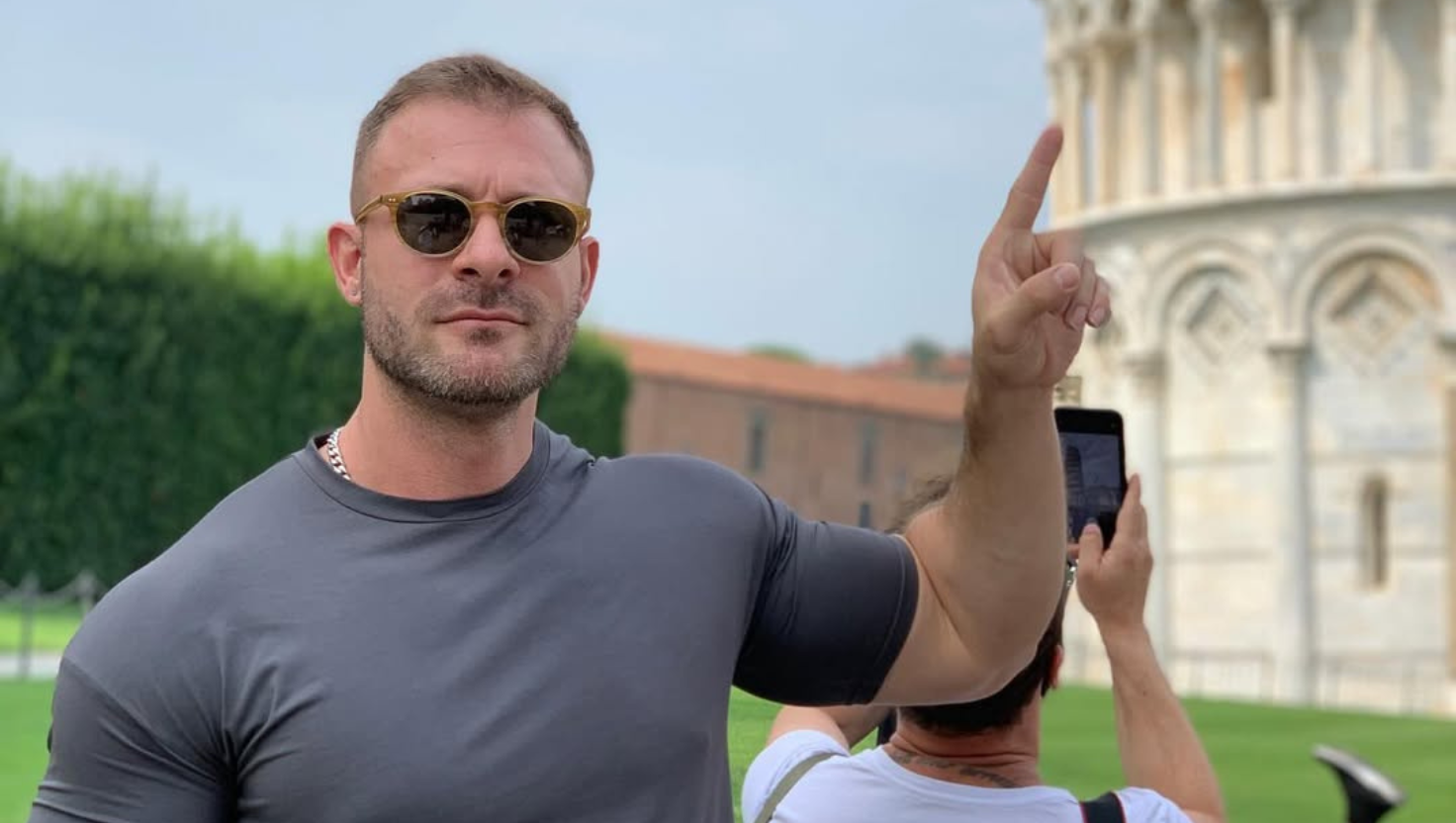 Ator pornô Austin Wolf é condenado a 19 anos por exploração sexual infantil