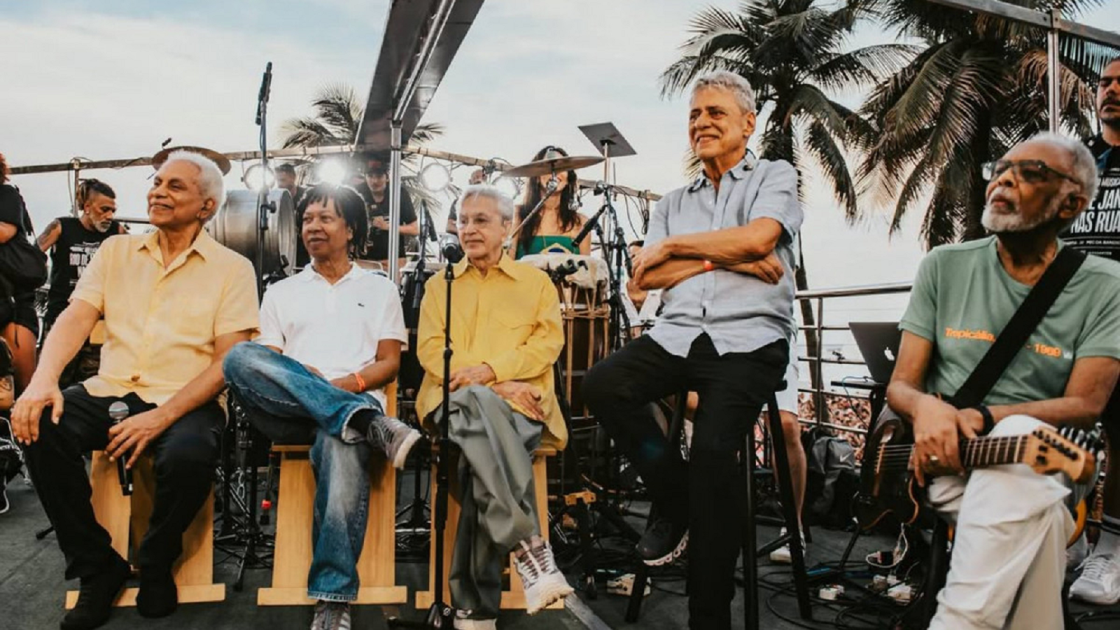 Caetano Veloso, Gilberto Gil, Chico Buarque e mais artistas cantam juntos em ato contra PEC da Blindagem