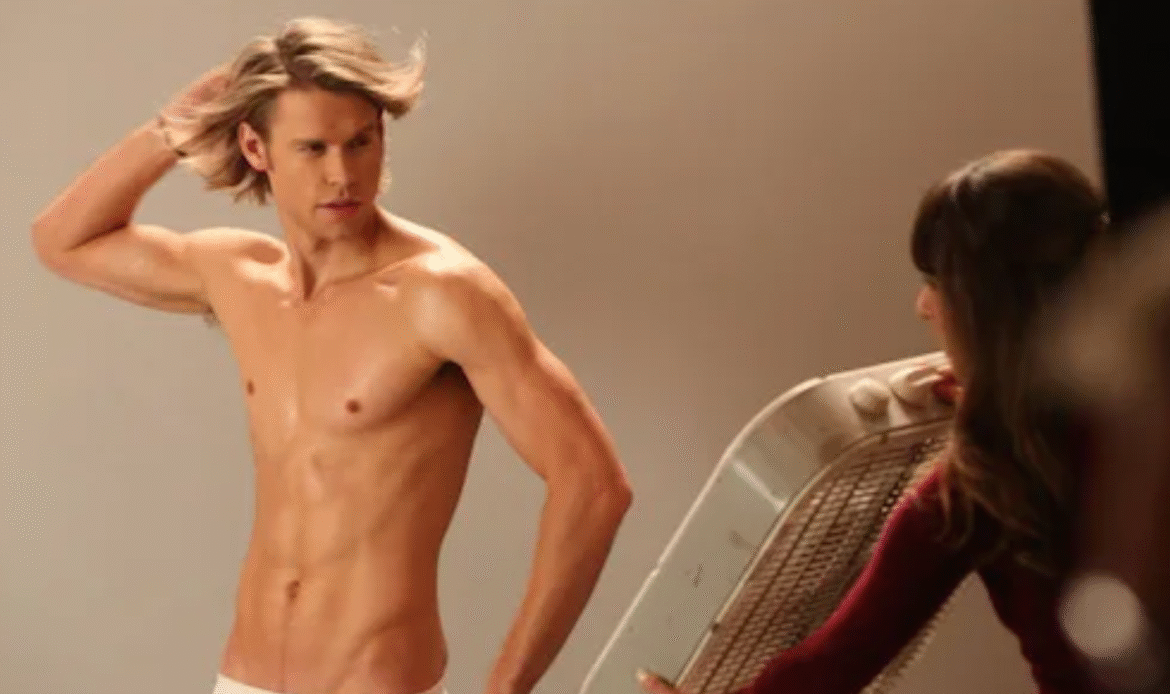 Astro de 'Glee' revela ensaio de nu frontal e quanto recebeu; vídeo