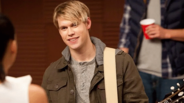 Astro de 'Glee' revela ensaio de nu frontal e quanto recebeu; vídeo