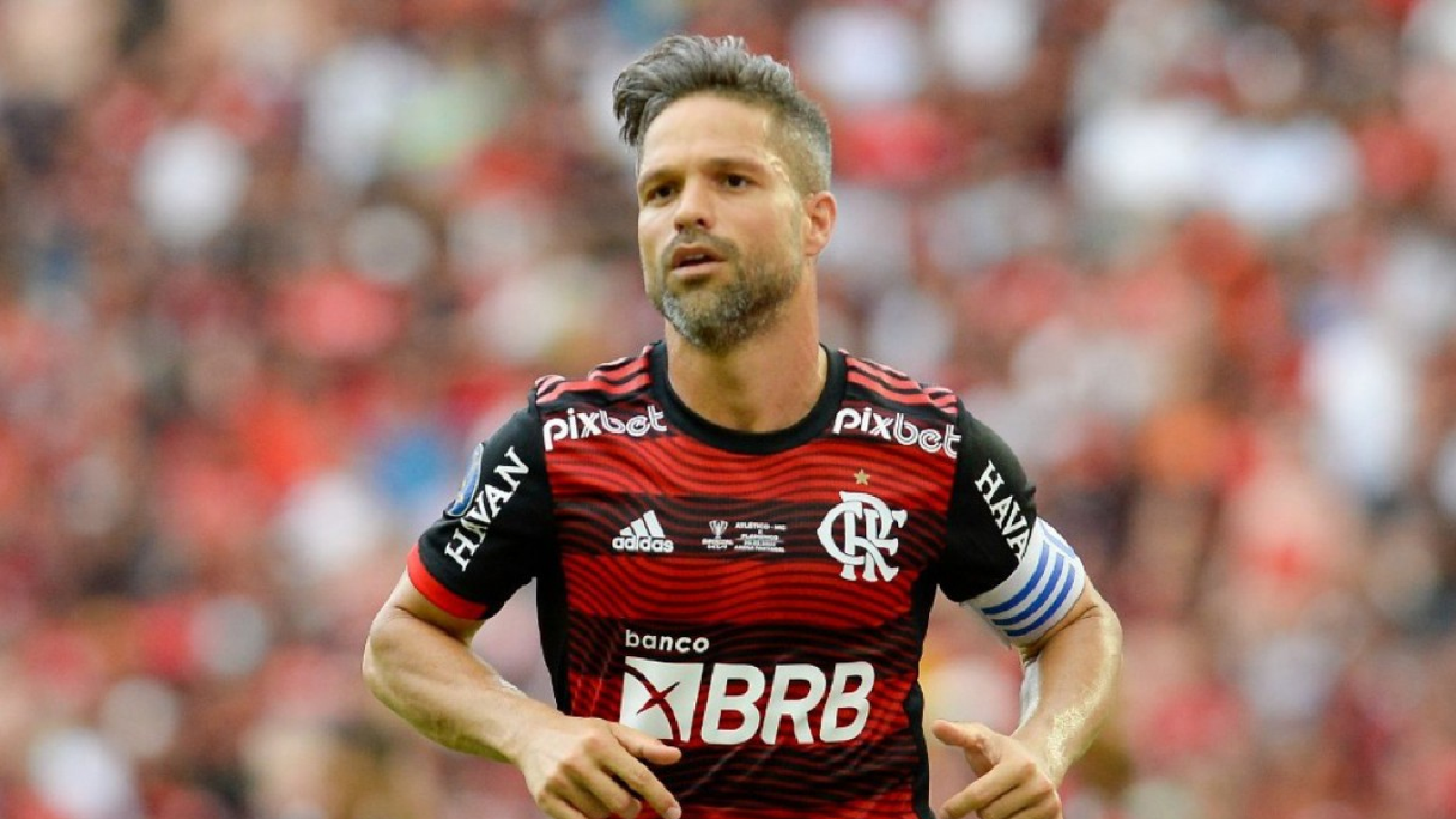 Ex-jogador Diego Ribas passa dia como gari na Barra da Tijuca, no Rio de Janeiro
