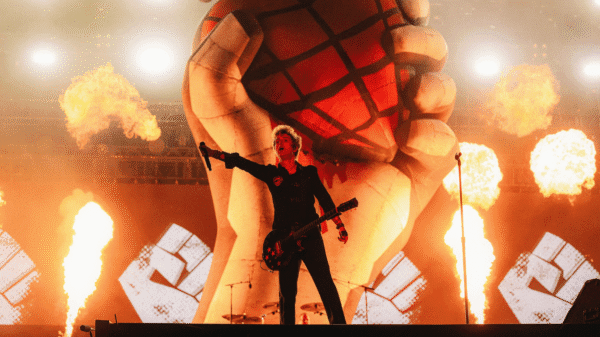 Show do Green Day no The Town une gerações e dispara críticas a políticos