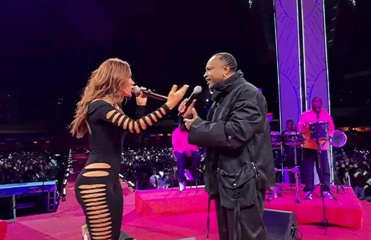 Anitta faz participação surpresa em show do Thiaguinho em Florianópolis