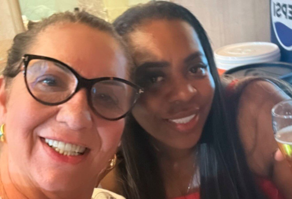 Mãe de Virginia Fonseca posa com mãe de Vini Jr. e celebra nova amizade: "Bora beber, amiga"