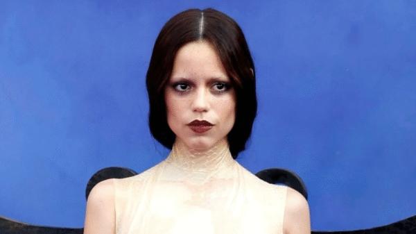 Jenna Ortega revive clássico dos anos 90 com look cravejado de joias no Emmy