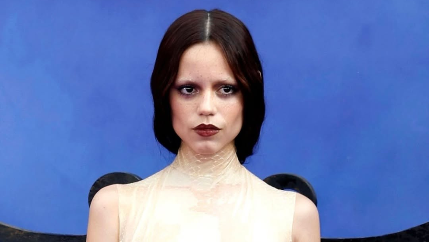 Jenna Ortega revive clássico dos anos 90 com look cravejado de joias no Emmy