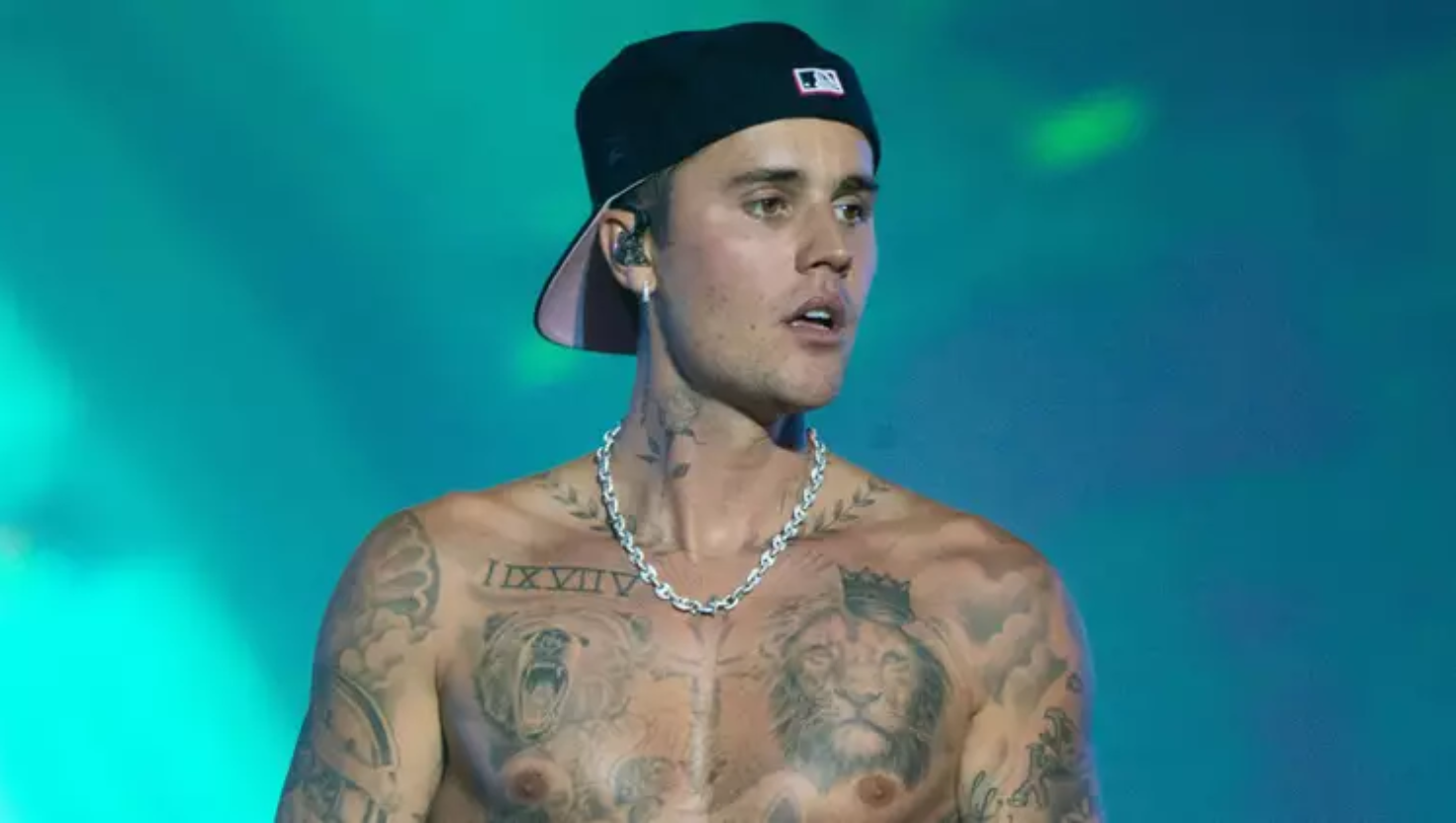 Justin Bieber passeia só de cueca por floresta